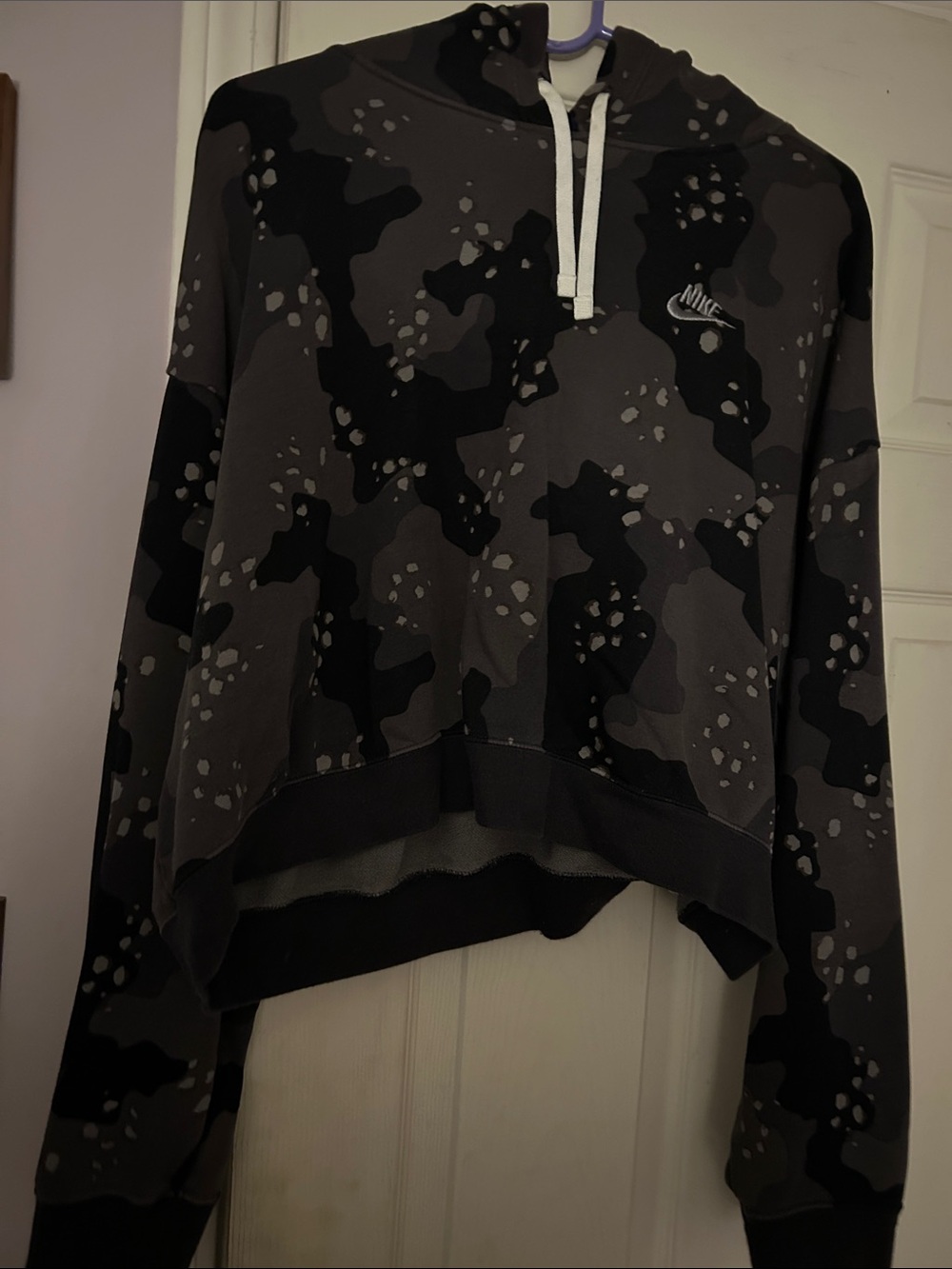 Nike Women's Grey Camo Cropped Pullover Hoodie in X-large EUC